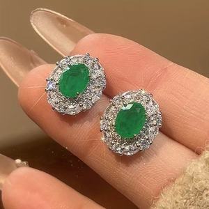 Parure de bijoux de luxe pour mariage avec pierres vertes, comprenant un collier pendentif halo en zircon cubique, des boucles d'oreilles clous et une bague, idéale pour les fiançailles et les fêtes. - Product Image 4
