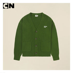 Pull en laine surdimensionné à col en V pour homme, certifié GRS, de haute qualité, avec logo personnalisé, fermeture à un bouton - Product Image 2