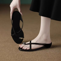 Sandales plates noires à lanières pour femmes, fines lanières croisées, ornement en forme de goutte d'eau argenté, design à boucle d'orteil, chaussures décontractées à bout ouvert pour le quotidien