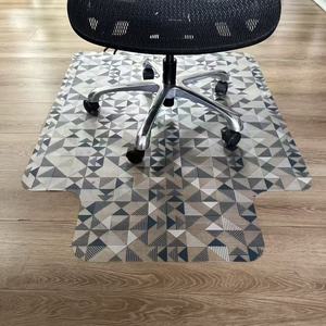 حصيرة كرسي شفافة قياسية من البولي فينيل كلوريد مقاومة للماء والزيت لحماية الأرضيات - Product Image 6