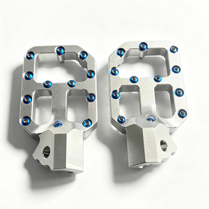 Reposapiés Traseros para Motocicleta de Aluminio y Titanio Anodizado, Mecanizados a Medida, con Color Personalizado - Product Image 1