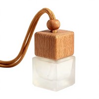 Diffuseur de voiture suspendu de luxe OEM avec logo personnalisé, flacon de parfum en verre dépoli 8ml 10ml, bouchon cube en bois, désodorisant d'ambiance aux huiles essentielles