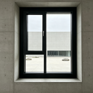 Fenêtre à battant en PVC blanc Deioux, noyau en acier renforcé, double vitrage, écoénergétique, résistante aux intempéries, sur mesure, fabrication en usine - Product Image 1
