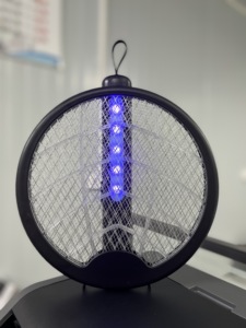 Raquette anti-moustiques 2 en 1, raquette électrique pliable avec base de charge et lumière violette, anti-insectes rechargeable pour l'intérieur - Product Image 1