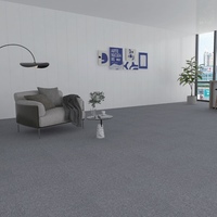 Dalles de moquette PP à motif linéaire moderne 50x50 pour l'extension spatiale, revêtement de sol modulaire pour bureaux compacts et salons de beauté