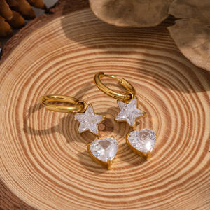 Pendientes YF8321 <span class=keywords><strong>de</strong></span> Moda con Diseño <span class=keywords><strong>de</strong></span> Estrella <span class=keywords><strong>de</strong></span> <span class=keywords><strong>Cinco</strong></span> Puntas y Corazón, Circonita Blanca 5A, Chapado en Oro <span class=keywords><strong>de</strong></span> 18K, Acero Inoxidable Resistente al Agua - Product Image 2