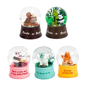 2023 Bestseller artigianato in resina colorato Panda Snowglobe bambini donne souvenir turistici globo di neve in vetro per la decorazione domestica