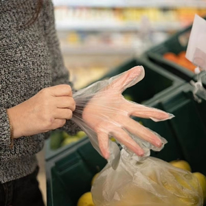 Gants jetables fins en PE, économiques et faciles à utiliser, pour la manipulation des produits alimentaires en supermarché - Product Image 1
