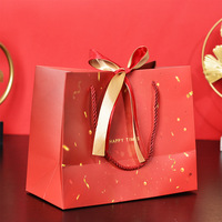 Sacs cadeaux en papier kraft rouge festif 230g avec logo personnalisé, ruban, nœud et poignée en corde pour emballage de vêtements, bougies de mariage - Durable