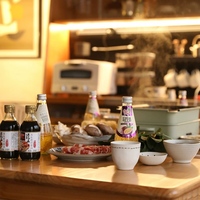Buffet moderne en bois massif de style mid-century avec rangement intégré, table à manger et casier à vin mural pour bar et cuisine
