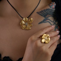 Dazan nouveau plaqué or 18 carats en acier inoxydable sans ternissement Vintage fleur d'hibiscus en relief grand Zircon Design collier ensemble de luxe