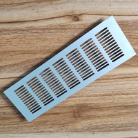 Grille d'aération en aluminium débavurée sur mesure, emboutie, avec persiennes intégrées, pour la fabrication de tôles et la découpe.