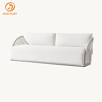 Ensemble de salon de jardin de luxe en corde tressée, chaises longues incurvées en osier avec coussins blancs aspect pierre pour piscine, villa, complexe hôtelier