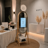 Photo Booth Cermin Ajaib Oval Kayu dengan Layar Sentuh 21,5 inci dan Kaca 40 inci, Material Kayu Oak, Dilengkapi Mini PC, Mendukung Kamera DSLR.