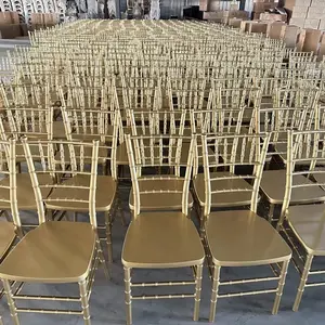 Vente en gros de chaises Chiavari de luxe en résine dorée pour grands banquets et événements de mariage