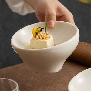 Cuenco de Cerámica de Tallo Alto, Blanco Puro, Estilo Nórdico y Nuevo Estilo Chino, para Uso Comercial en Hoteles y Restaurantes - Product Image 1