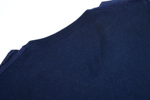 Pull en maille bleu roi à col en V pour homme, style décontracté chic avec épaulettes, manches longues - Product Image 5