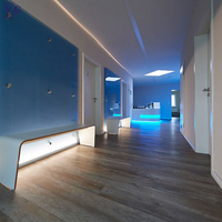Comptoir de réception moderne et unique sur mesure, blanc, avec éclairage LED et design lumineux bleu, pour clinique dentaire, hôtel et salle de sport