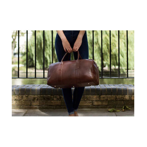 Conçu pour résister aux déplacements fréquents, ce sac de voyage en cuir véritable à 100 % présente des compartiments intérieurs spacieux et des poignées robustes. - Product Image 4