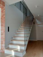 Escalier flottant moderne PRIMA avec poutre en acier au carbone pour maison et appartement