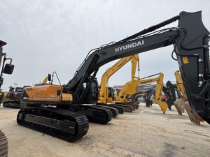 Excavatrice sur chenilles HYUNDAI 305LC-9T d'occasion, bien entretenue, entièrement fonctionnelle, excellent choix pour la construction urbaine et les travaux de terrassement - Product Image 3