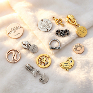 Étiquettes en métal gravées avec logo de marque personnalisé, étiquettes en métal personnalisées de qualité supérieure pour vêtements - Product Image 2