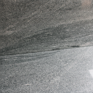 Blanc naturel avec dalles de granit poli gris Pierre durable de haute qualité pour les comptoirs, les revêtements de sol et les surfaces murales - Product Image 1