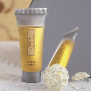 Marque privée Ensemble d'équipements biodégradables pour les invités Cosmétiques d'hôtel Shampooing Après-shampoing Gel douche en bouteille et en tube - Product Image 1