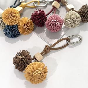 Llavero de tela hecho a mano de alta calidad con pompón, estilo natural, accesorio decorativo colorido para bolsos y zapatos. - Product Image 1