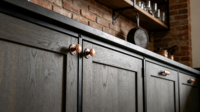 Meuble de cuisine vintage rustique en bois noir avec panneaux encadrés et étagères métalliques ouvertes – Ensemble complet – Fabricant de meubles