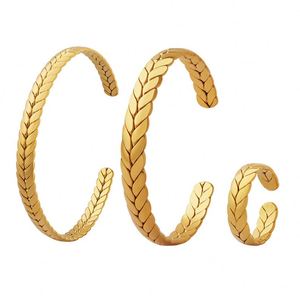 Brazaletes de Moda para Mujer, Chapados en Oro de 18K, Titanio 316, Acero Inoxidable, con Patrón Geométrico, Estilo Abierto, Joyería de Moda, Regalo, Venta al Por Mayor - Product Image 1