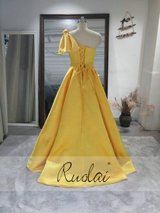 RUOLAI OEV-L4384 Elegante Abito da Sera <span class=keywords><strong>Lungo</strong></span> Monospalla <span class=keywords><strong>con</strong></span> Fiocco e <span class=keywords><strong>Spacco</strong></span>, <span class=keywords><strong>Vestito</strong></span> da Cerimonia Africano Giallo in <span class=keywords><strong>Raso</strong></span> - Product Image 4