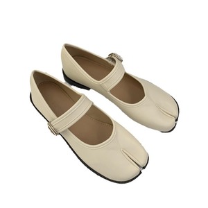 <span class=keywords><strong>Scarpe</strong></span> Basse Mary Jane Tabi da Donna OEM ODM in Microfibra con Cinturino a Fibbia Singola, Casual ed Eleganti, Nere/Bianche/Marroni/Rosse Personalizzabili - Product Image 1