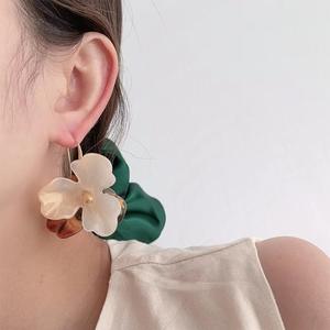 Venta al por mayor moda señoras tendencia pendientes Retro exagerado transparente acrílico joyería flor pendientes - Product Image 6