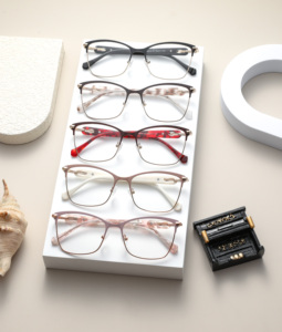 Lunettes œil <span class=keywords><strong>de</strong></span> chat semi-cerclées noir-or sophistiquées, la monture en métal contrasté allie le glamour rétro à l'élégance moderne du bureau - Product Image 6