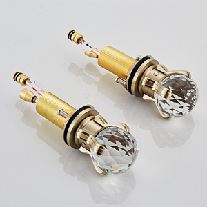 Moderne gouden wastafelmengkraan met dubbele hendel, breed model, 2 kristallen knoppen, watervaluitloop, 3-gats messing badkamerkraan - Product Image 5