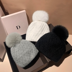 <span class=keywords><strong>Bonnet</strong></span> en <span class=keywords><strong>cachemire</strong></span> acrylique de luxe sur mesure avec broderie 3D et <span class=keywords><strong>pompon</strong></span> amovible en fourrure de renard véritable - Product Image 2