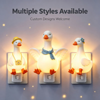 Veilleuse LED en forme de foulard bleu à pois avec oie blanche mignonne, en résine, pour prise murale, personnalisation en gros