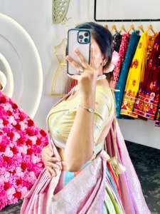 Conjunto elegante de Choli y Lehenga de seda Dola de calidad de exportación con Jacquard Work & Dupatta para festivales y bodas - Product Image 3