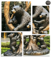 Statue en bronze grandeur nature personnalisée d'un animal sauvage, un ours brun allongé sur une branche d'arbre, adaptée aux parcs paysagers extérieurs