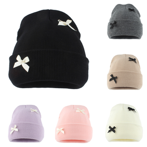 Lindo gorro de punto de color sólido con decoración de lazo para adultos, unisex, gorro de invierno cálido en negro, gris, beige, rosa, morado y blanco. - Product Image 1