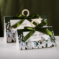 Boîtes à dragées triangulaires personnalisées pour mariage, emballage cadeau cosmétique pliable, boîte en papier avec laminage mat et gaufrage pour bonbons