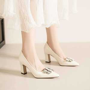 7188B-211 รองเท้าส้นสูงหัวแหลม หนังแก้ว ประดับด้วยเพชรเทียม รองเท้าสำหรับใส่ทำงานผู้หญิง ส้นสูง ใส่สบาย แบบสวม - Product Image 3