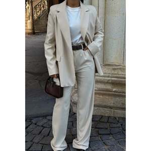 Ensemble de pantalon et veste crème pour femmes - Product Image 4