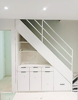 Solution de rangement sous escalier multifonctionnelle moderne sur mesure, armoire d'angle en bois massif pour escalier