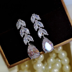 Boucles d'oreilles pendantes en zircon en forme de feuille pour femmes, bijoux élégants et longs à la mode - Product Image 6