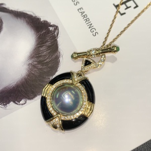 Ensemble de bijoux de luxe en coquillages et perles - Collier et boucles d'oreilles en perles d'eau douce de 8-9 mm - Product Image 1