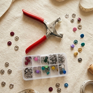 Kit de Herramientas Portátil para Presionar Botones/Presillas sin Coser, Fácil de Usar, Kit de Cinco Dedos para Presionar Botones sin Coser: Herramienta Profesional para Reparaciones en el Hogar - Product Image 1