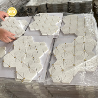 Mosaïque de carreaux de sol et de mur en marbre blanc de dolomite et laiton, style américain, forme triangle et hexagone