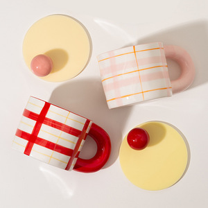 Taza de cerámica simple multicolor a rayas con tapa, taza de café con bola de cerámica, taza para leche, taza para desayuno - Product Image 5